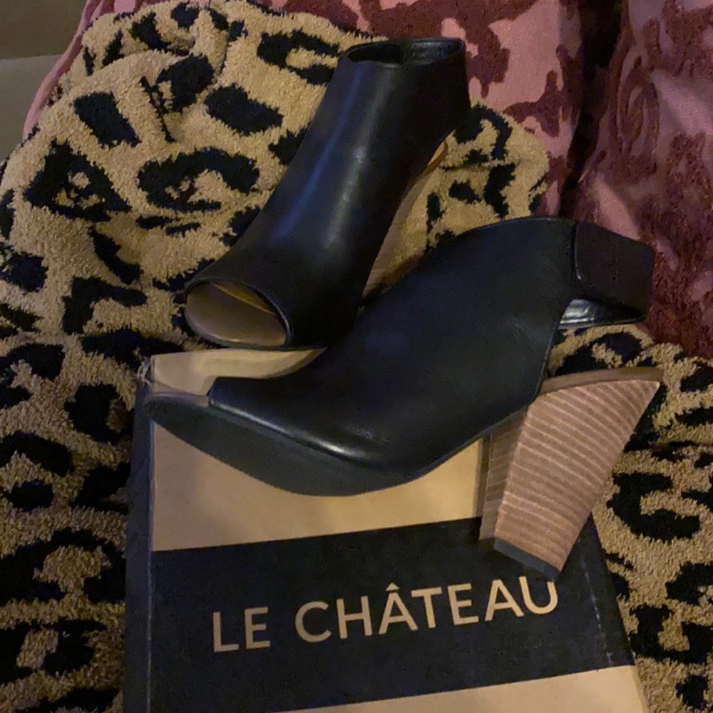 Brand Le Chateau, size 8  and color is black